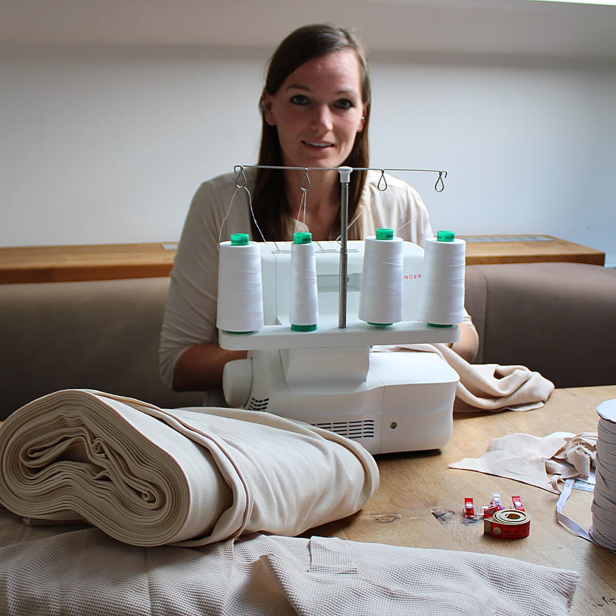 Chrissy an ihrer Overlock